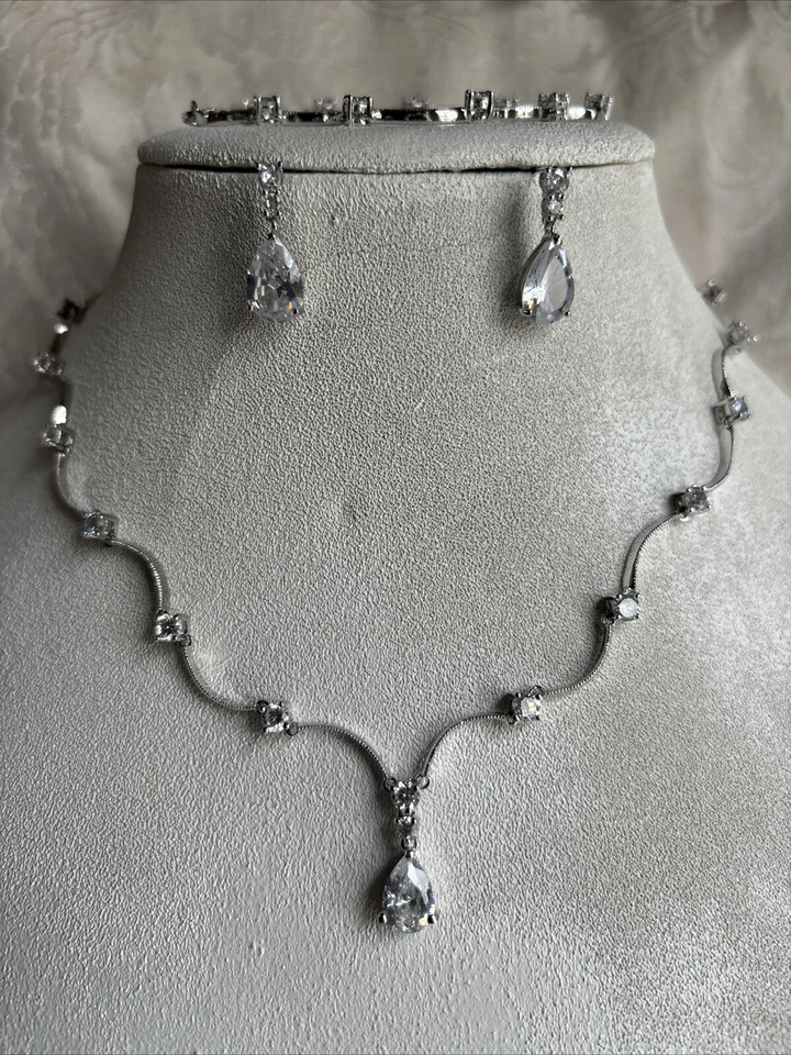 "Pulsera Lia Sophia campanas de boda 17-20"" gota de lágrima circonita cúbica tono plateado y pendiente" Foto 4 de 4