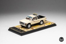 Toyota Hilux SR5 Xtracab 1985 1/64 exclusivo DiecastTalk beige con accesorios