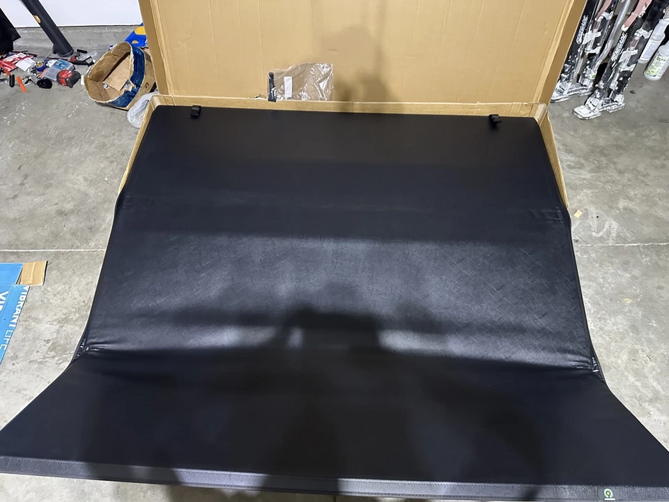 Cubierta de cama retráctil eléctrica para Ram 1500 cama de 5'7" Foto 3 de 4