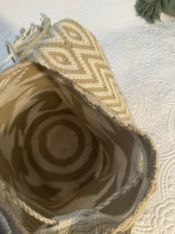 Auténtico Bolso Bandolera Mochila Wayuu 100% Hecho a Mano de Colombia 10X9.5 Pulgadas Foto 3 de 4