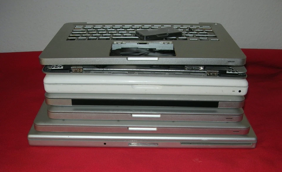 Job Lot of 5 Apple Laptops 17in 15in and 13in 2007 -2011 Faulty not working - Image 2 of 4