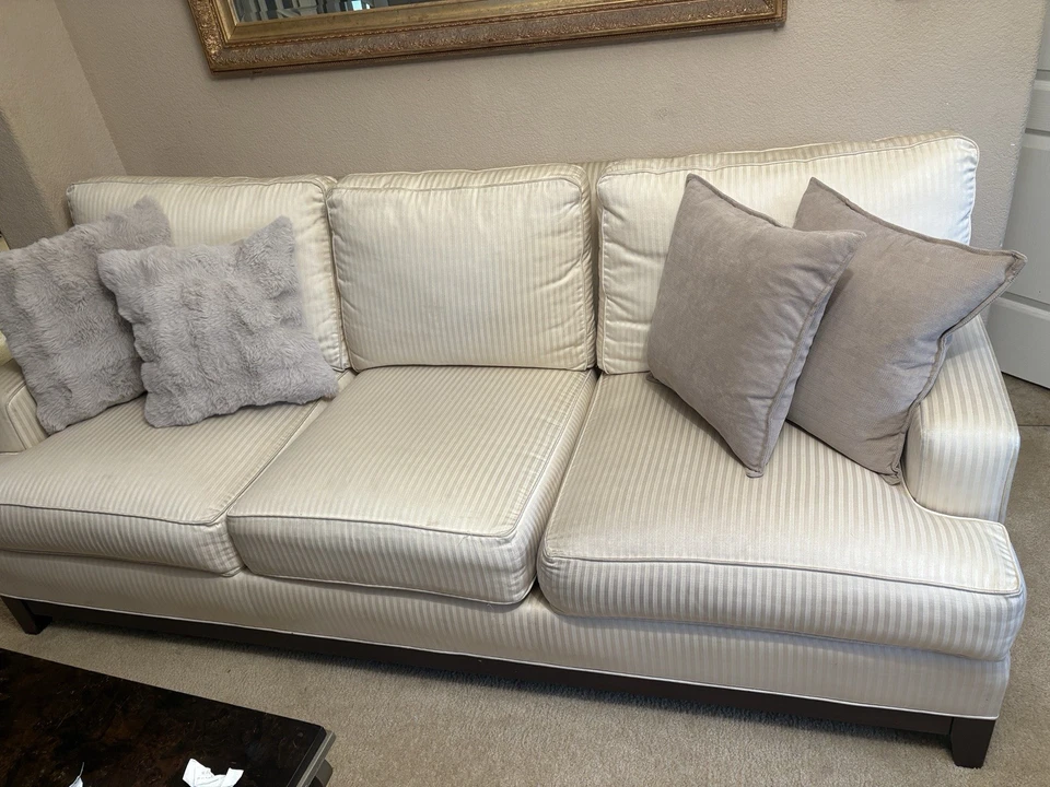 Sofá Ethan Allen creme com almofadas ótimo estado - Imagem 4 de 4