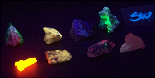 Fluoreszierende 8 Exemplare mit Fluorit und Chalzedon Magnesit und Halit und Achat