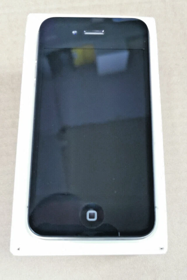 Apple iPhone 4s 16GB Smartphone - Black (Network Locked) With Box - Image 4 of 4