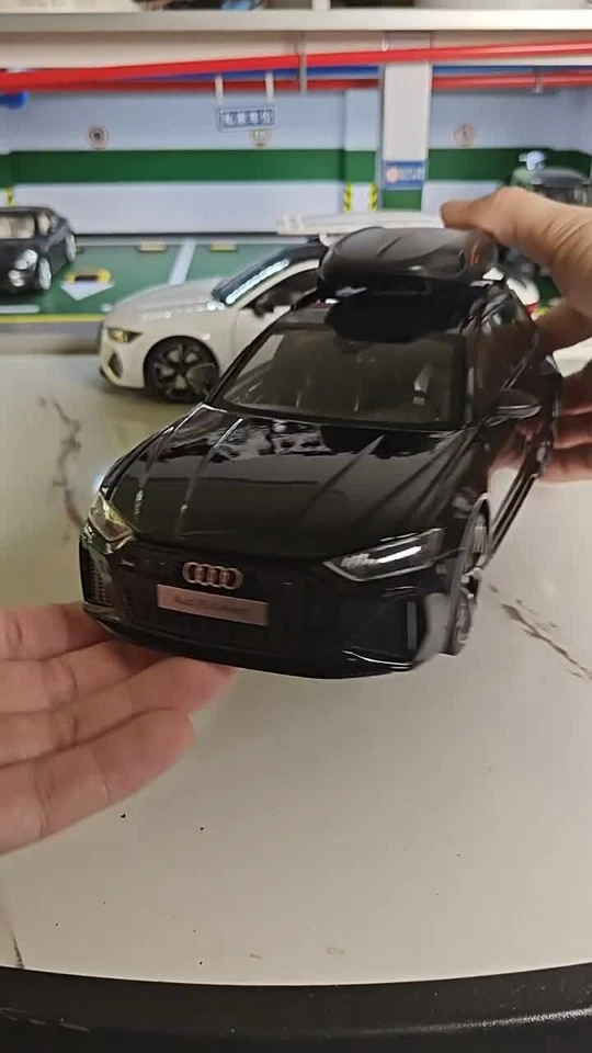 1/18 Diecast Vehicle Audi RS6 Avant Model Car Toy Collectible Sound Light Toy - Image 2 of 4