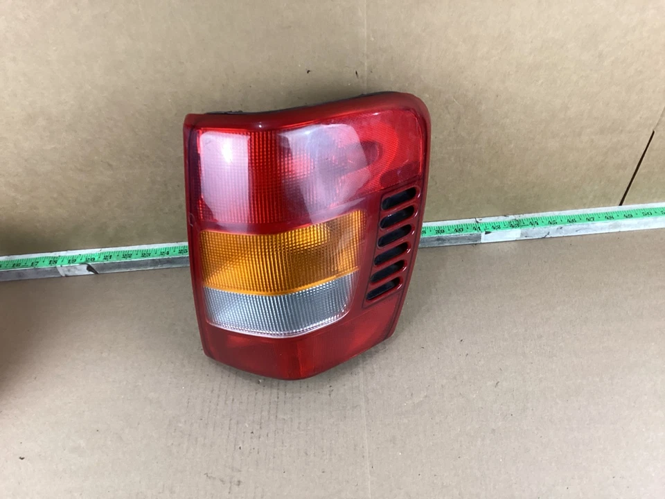 Conjunto de luces traseras laterales para pasajero trasero derecho Jeep Grand Cherokee 1999-2002 OEM Foto 3 de 4