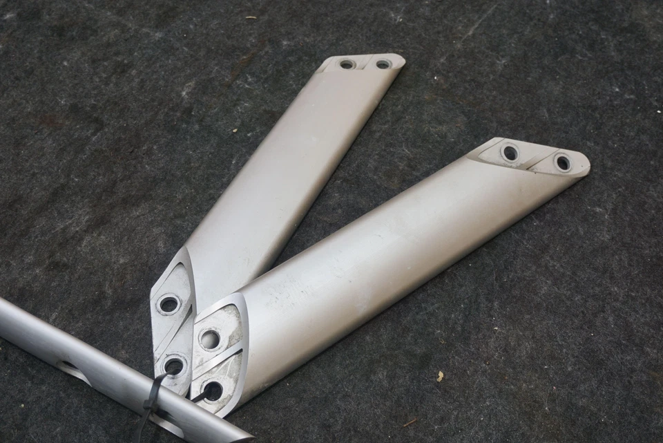 Juego de 3 barras de soporte de torre de puntal delanteras izquierda y derecha OEM Aston Martin Rapide 2011 Foto 2 de 4