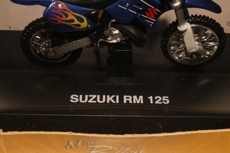New Ray 1:32 Scale Diecast Suzuki RM 125 Motorcycle #2 - Image 2 of 4