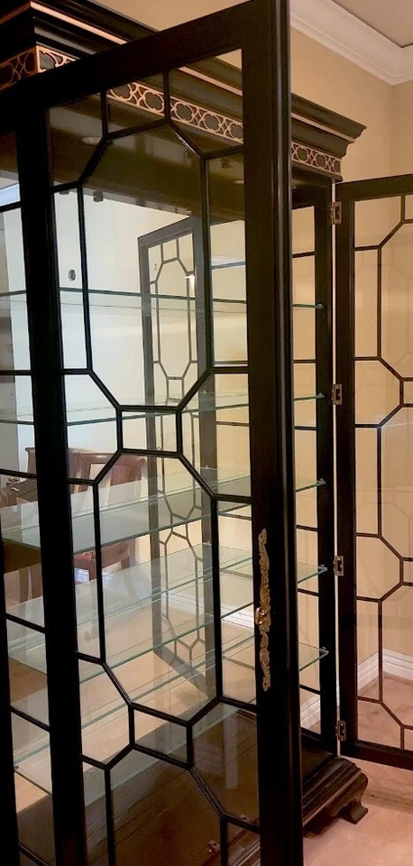 Vitrina Council, Negro Caoba con Rayas Doradas, Estado Ideal  Foto 2 de 3