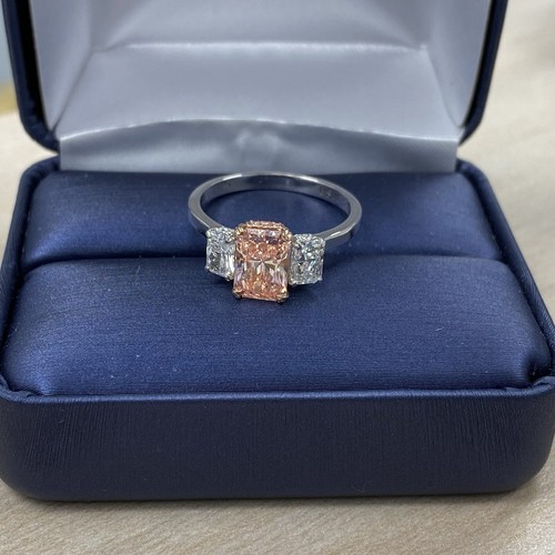 Bague de fiançailles 3 pierres IGI rose vif taille rayonnante diamant cultivé en laboratoire 14 carats 2,40 ctw - Photo 5 sur 11