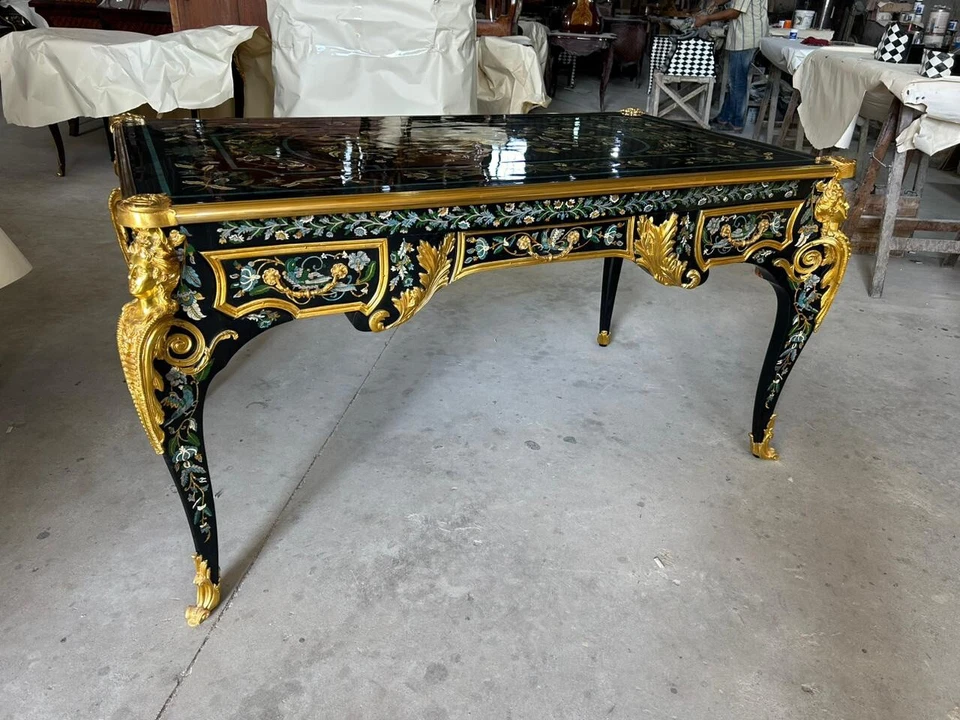 Escritorio Ormolu de bronce con incrustación de marquetería Bureau Plat hecho a mano Foto 4 de 4