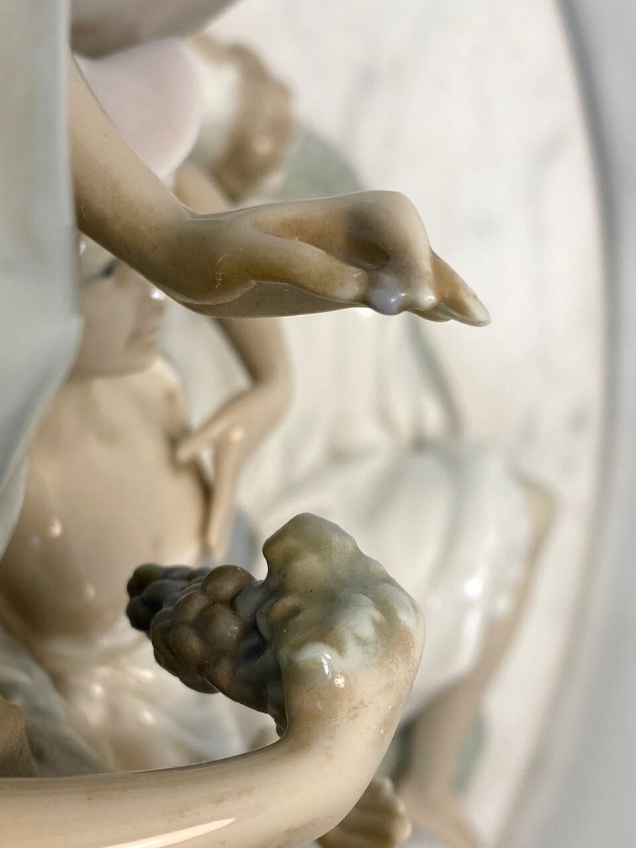 Large LLADRO Romantic Couple Lovers Eat Feeding Grapes