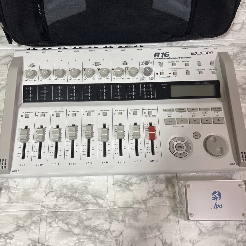 ZOOM R16 Portable Multi track recorder - Image 3 of 4