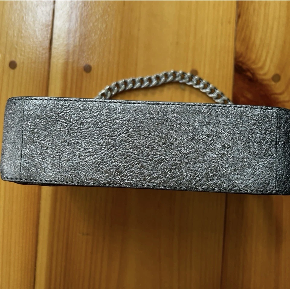 全新! Michael Kors 银色 Sparkly 钱包 — 第 4/4 张图片