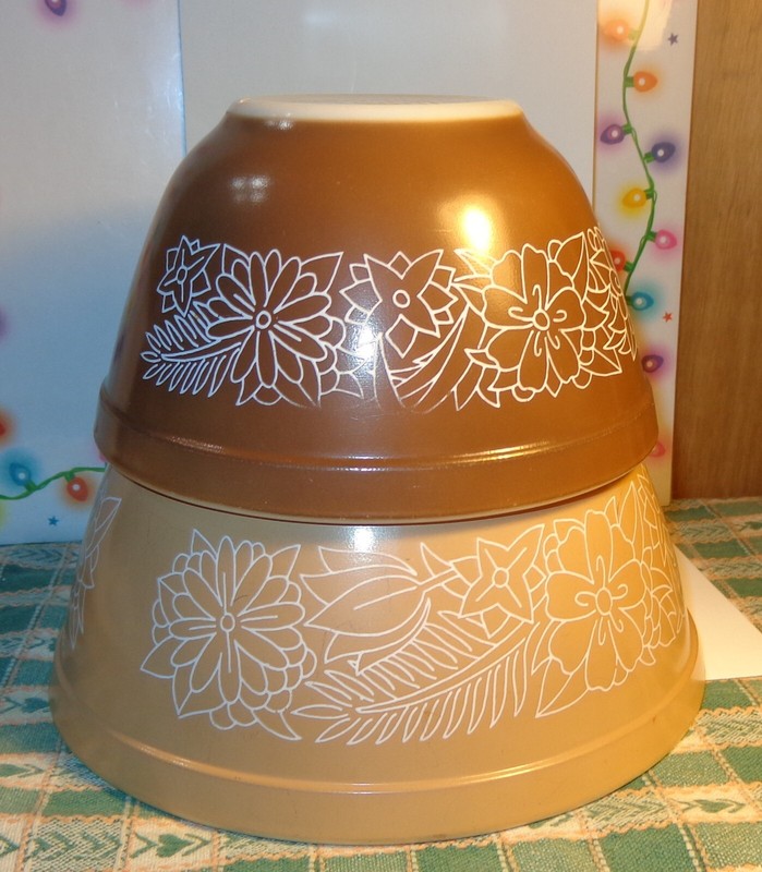 VINTAGE PYREX WOODLAND NESTING MIXING BOWLS SET 401 750 ML BROWN & 402 1.5L TAN