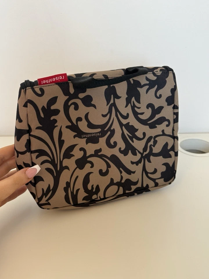 Reisenthel Hanging Toiletries Cosmetics Travel Bag 67g - Image 4 of 4