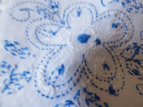 "Paño de mesa de té blanco hecho a mano con flores azules bordadas con acento 43"" x 42" - Imagen 5 de 8