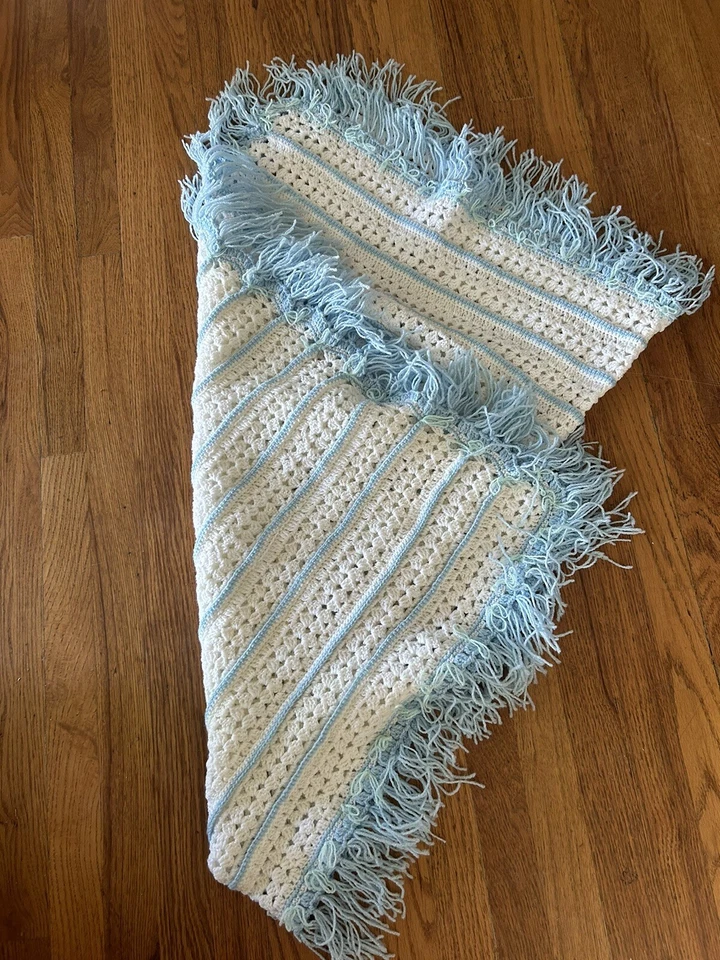 Manta de cuna o tiro hecho a mano para bebé niño tejido a ganchillo en azul/blanco 36”x38” Foto 2 de 4
