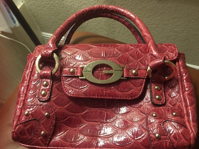 GREAT DEAL!!!SMALL RED PURSE!!!GUESS PURSEPRE-OWNED..MUST SEE!!!LOOKS NEW | eBay