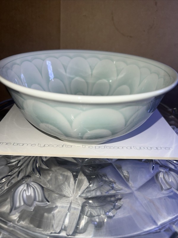 昭峰窑 Shoho-gama Vintage Japanese Porcelain Bowl Relief Carving Celadon White
