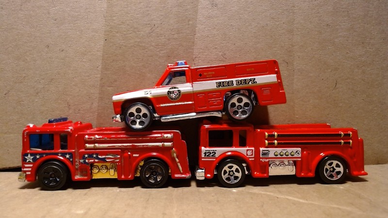 Hot Wheels 3 Emergency Vehicles Red Diecas 1:64 - Fire Eaters & Emergency 