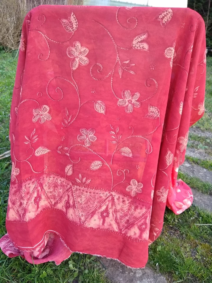 Joli coupon de tissu "crêpe" de 140x145 avec une bases de couleur brique - Photo 2/2