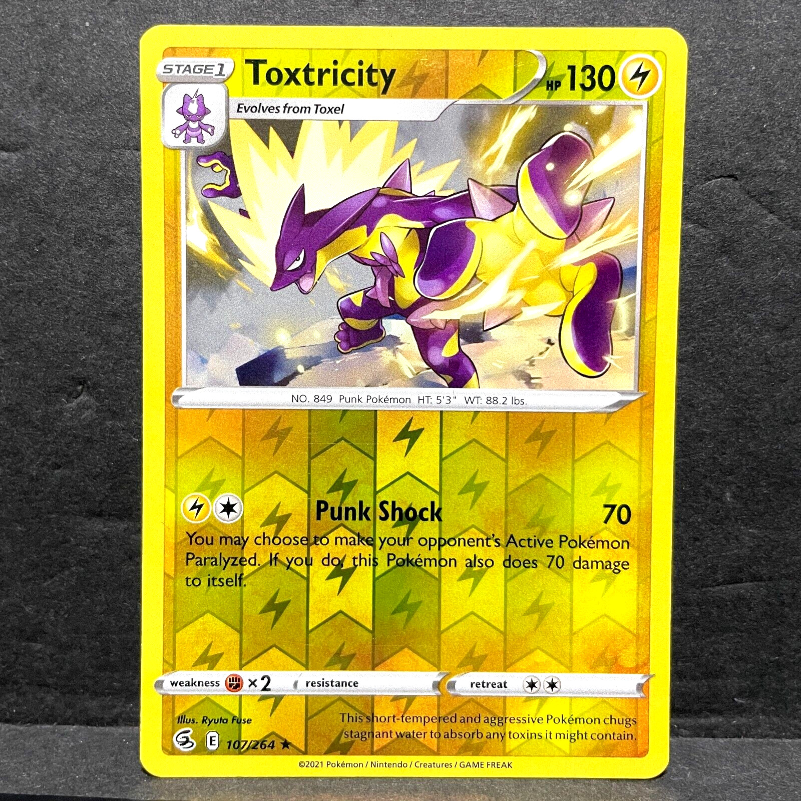 2021 POKEMON FUSION STRIKE TOXTRICITY 107/264 REVERSE HOLO (RARE)