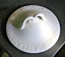* Diamondstone Laveno-Italy "Renaissance" White Embossed Floral Sugar lid
