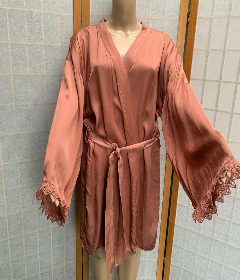 Bata Matine BHLDN ~ XL ~ Mangas Campana con Borde de Encaje ~ Viscosa Brillante Satén Foto 3 de 4