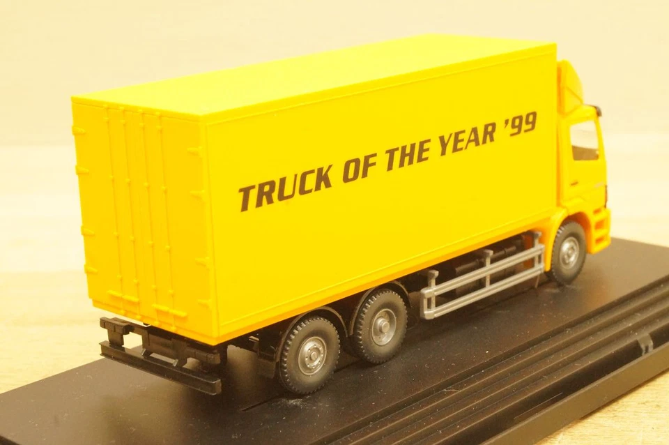 Ho 1:87 WIKING Werbemodell Mercedes Atego 2528 Festkoffer " Camion Of ' Year 99 - Immagine 3 di 4
