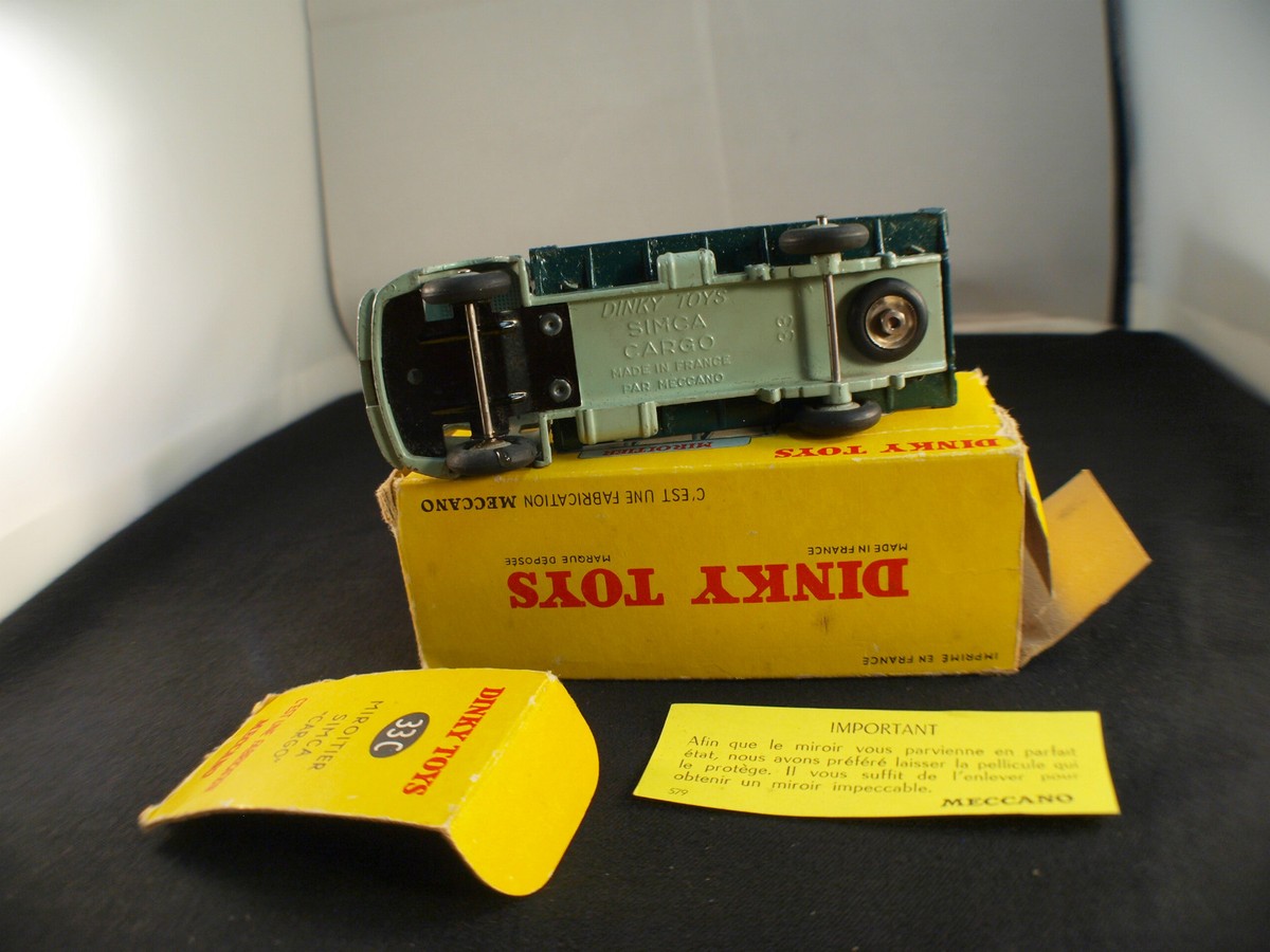 Le camion Simca cargo miroitier miniature de Dinky Toys incomplet au 1/50e