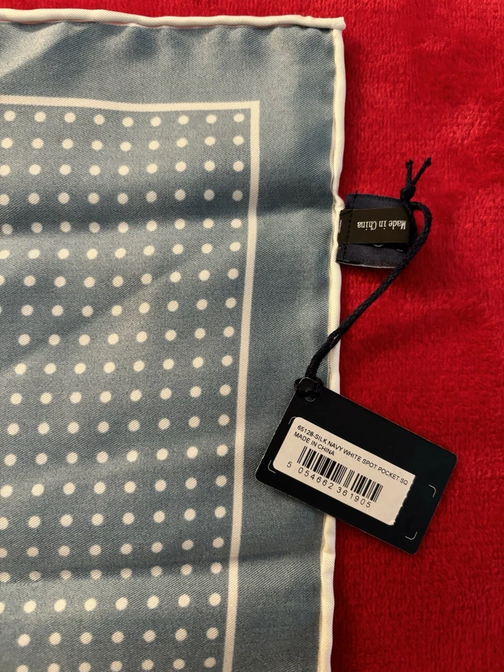 NUEVO CON ETIQUETAS T.M. Cuadrado de bolsillo Lewin azul marino 12" seda pura azul marino con puntos blancos Foto 4 de 4