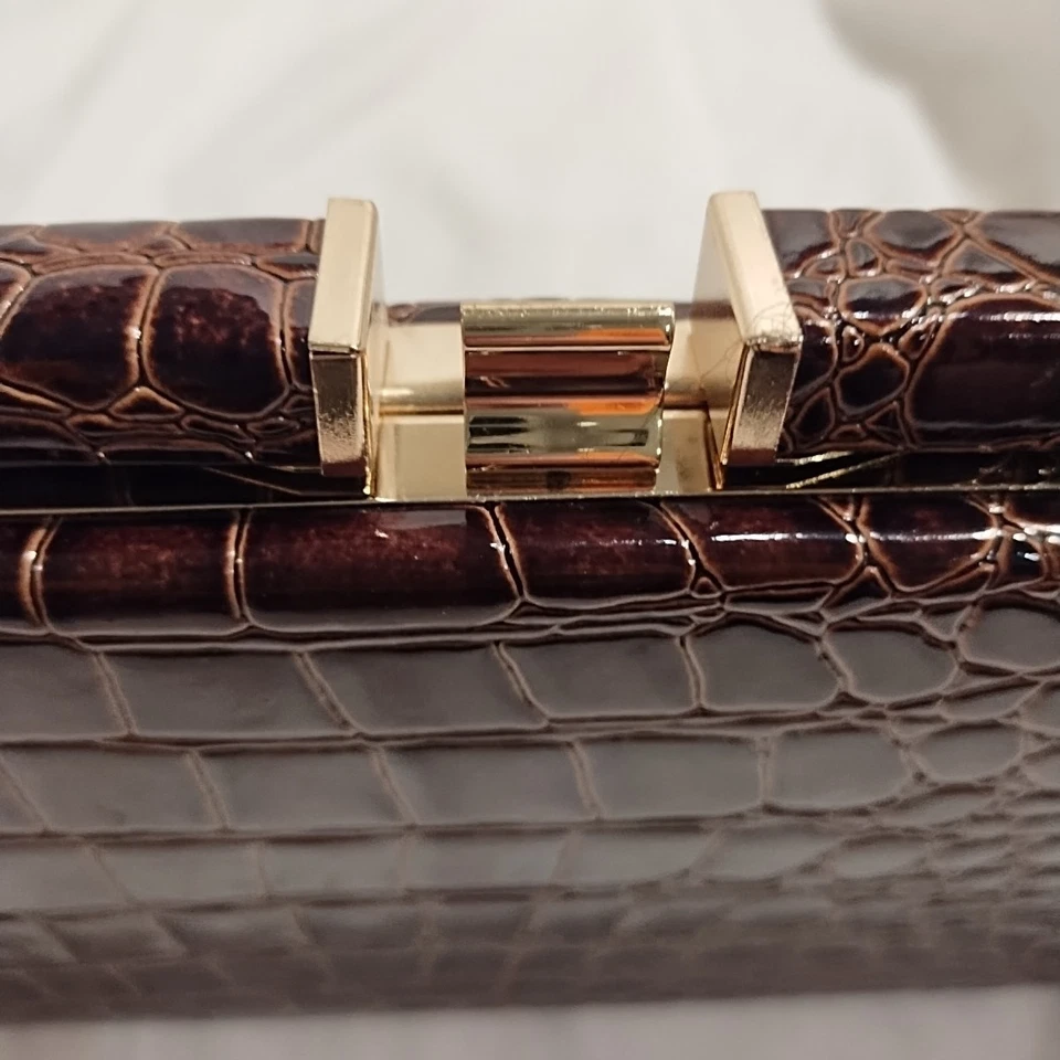 Bolsa clutch Joan Rivers Classics marrom escuro falsa pele de jacaré/cobra - Imagem 3 de 4