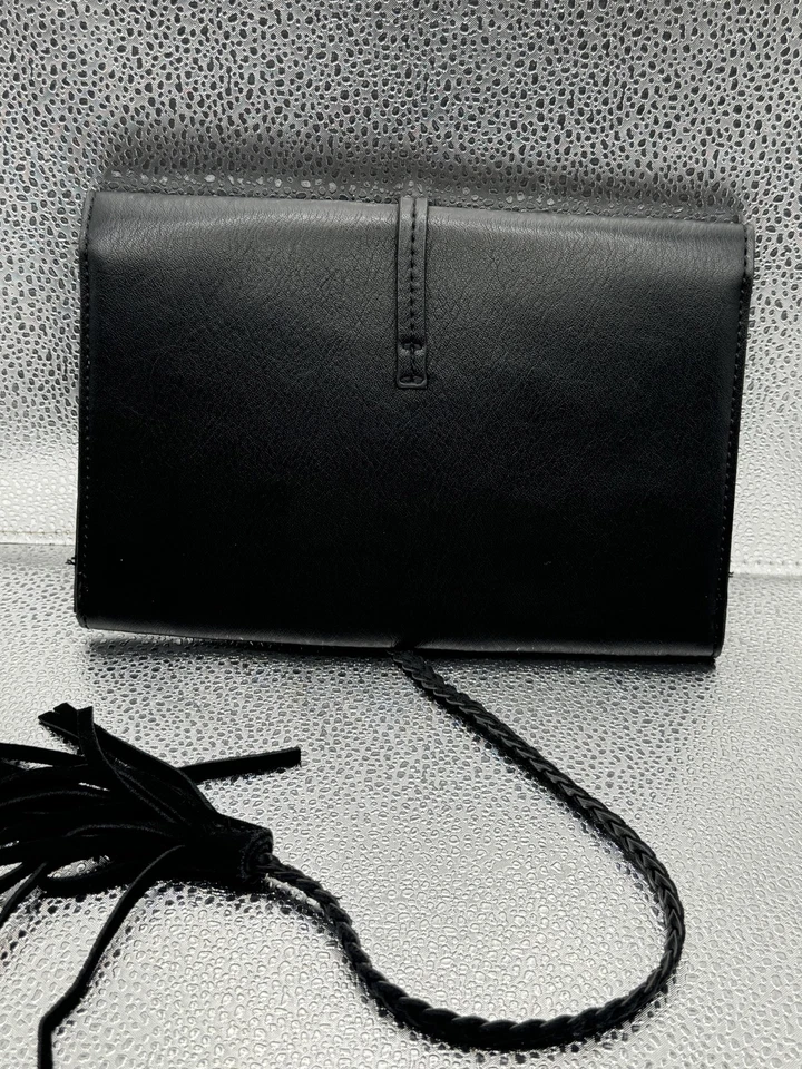 Bolso sin asas Free People para mujer negro con borla trenzada magnético a presión Foto 4 de 4