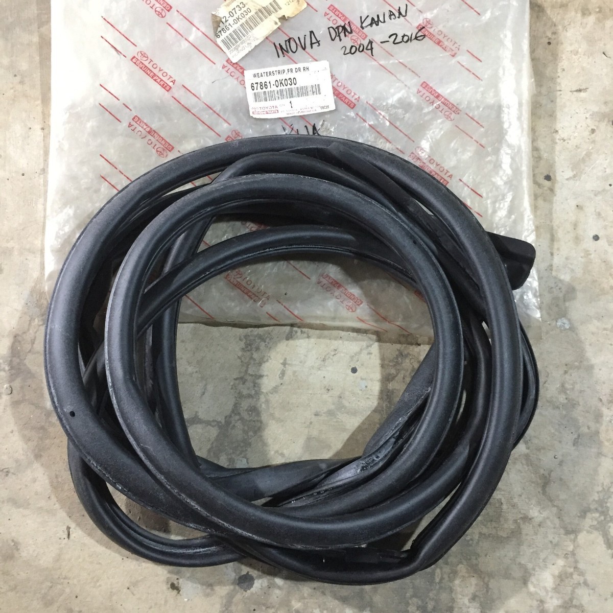 maromiki　0430 Weatherstrip Front Door RH 67861-0K030 Toyota Unser KUN40