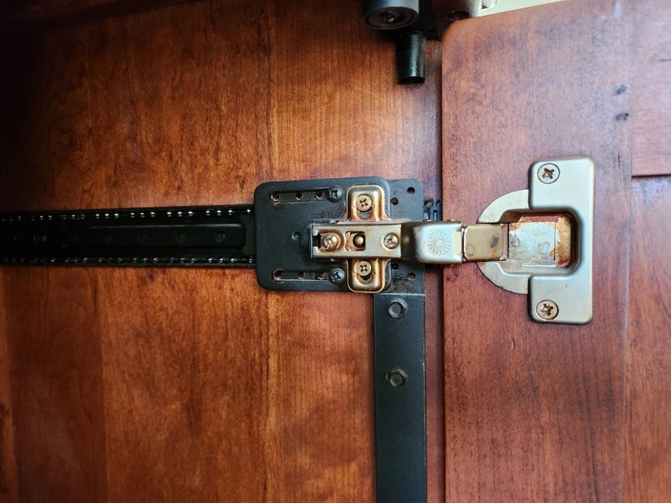 Centro/armario de entretenimiento de madera maciza Lexington en cerezo, estantes ajustables Foto 4 de 4