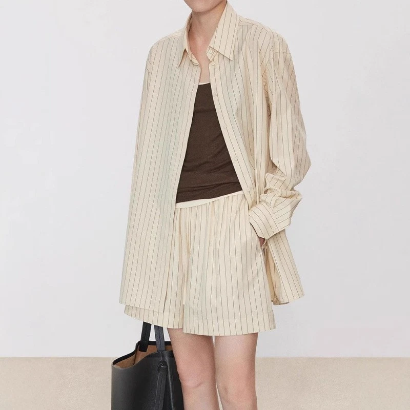 Camisa informal a rayas de algodón para mujer THE ROW cintura elástica pierna ancha pantalones cortos Foto 3 de 4