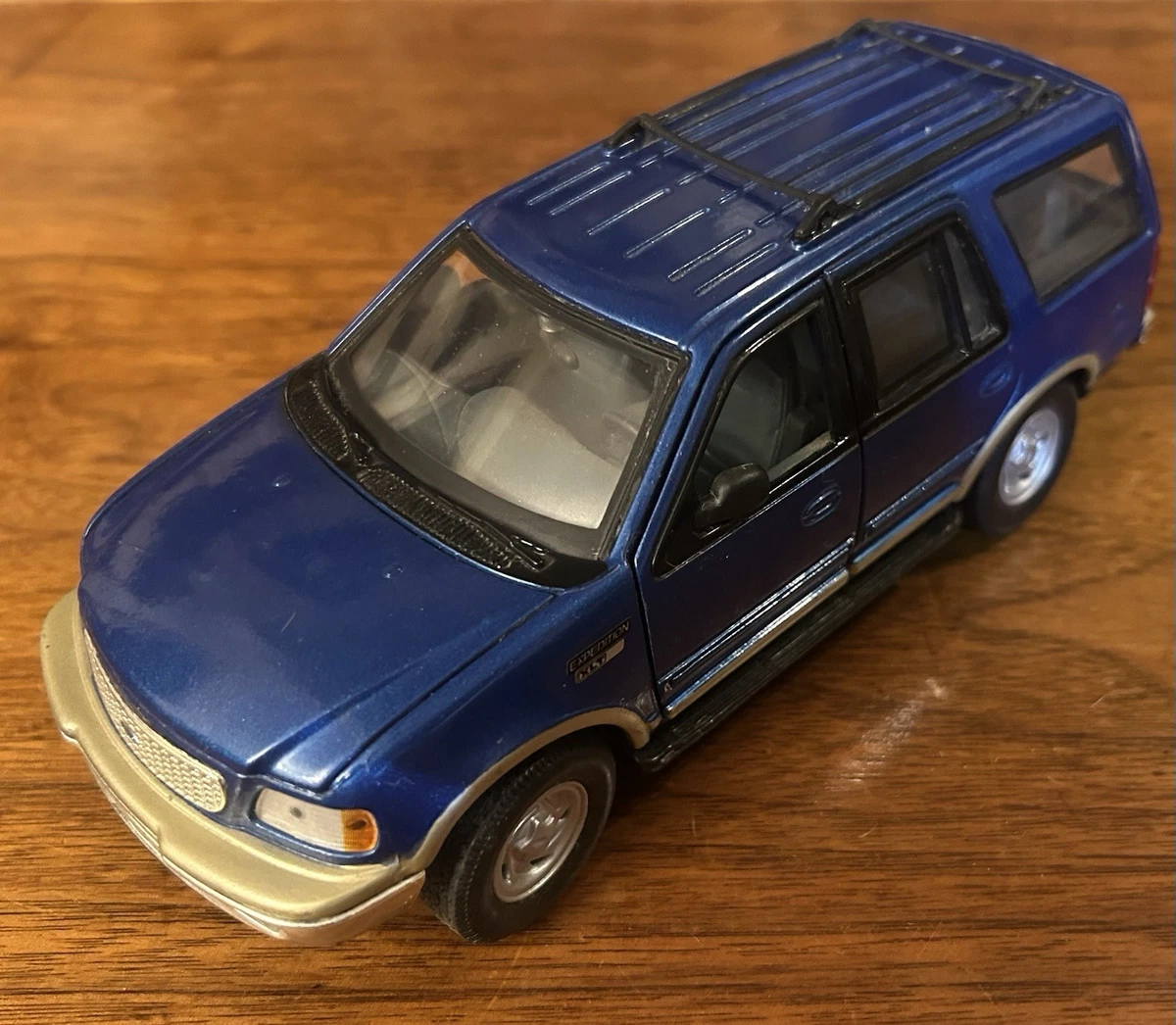 UT MODELS FORD EXPEDITION XLT 1/18 22716 UT MODELS FORD EXPEDITION XLT 1/18 22716