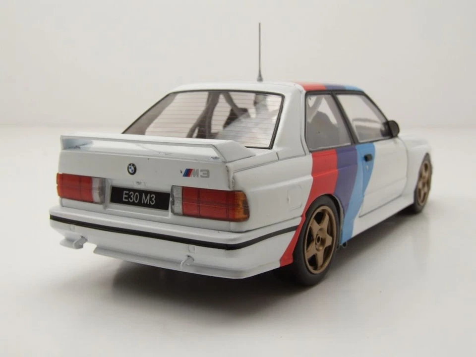 BMW M3 E30 1989 Bianco Modellino 1:24 Whitebox - Immagine 2 di 4