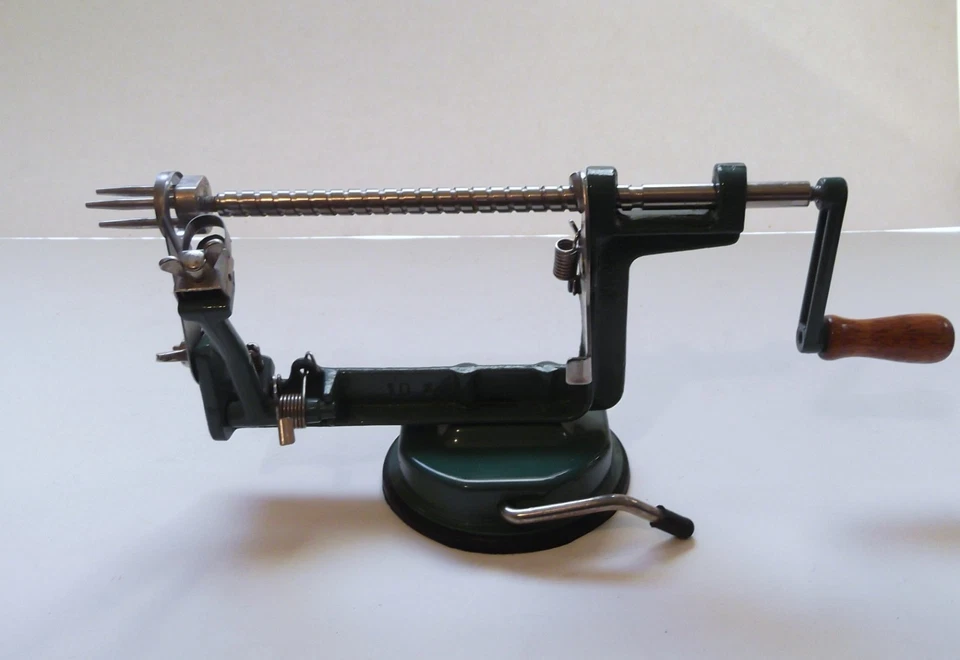 Pelador de manzana/patata de colección manivela pelador de hierro fundido, rebanadas y núcleos de metal Foto 2 de 2