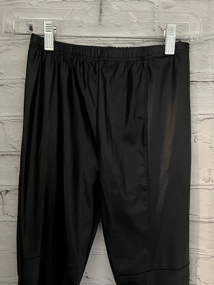 Leggings ligeros de imitación de cuero negros lisos sin marca usados en excelente estado para niñas talla M/L Foto 2 de 4