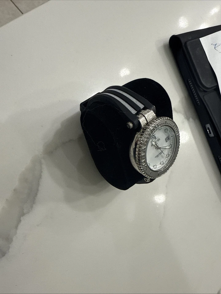 Reloj Mujer Invicta Subaqua Banda Silicona Blanco y Negro Foto 2 de 3