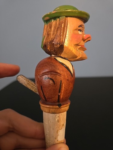 Antigua botella de licor de madera tallada en la Selva Negra alemana suiza pintura de corcho decorada - Imagen 9 de 10