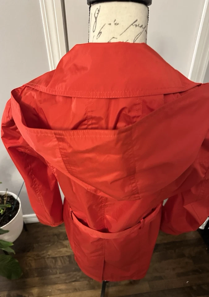 Chaqueta de lluvia para mujer roja con capucha pequeña forrada cremalleras Foto 3 de 4