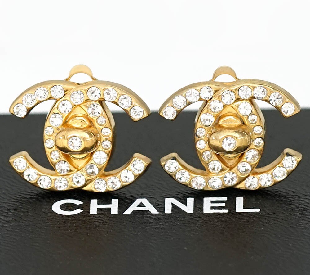 【CHANEL】クリップ式イヤリング ストーン CC トライアングル CHANEL CC Logos Turnlock Rhinestone Clip-On Earrings Gold