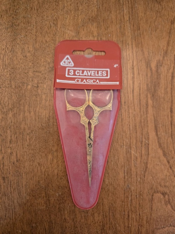 Vintage Tres Claveles Clasica 3.5” Gold Toned Steel Sewing Embroidery Scissors