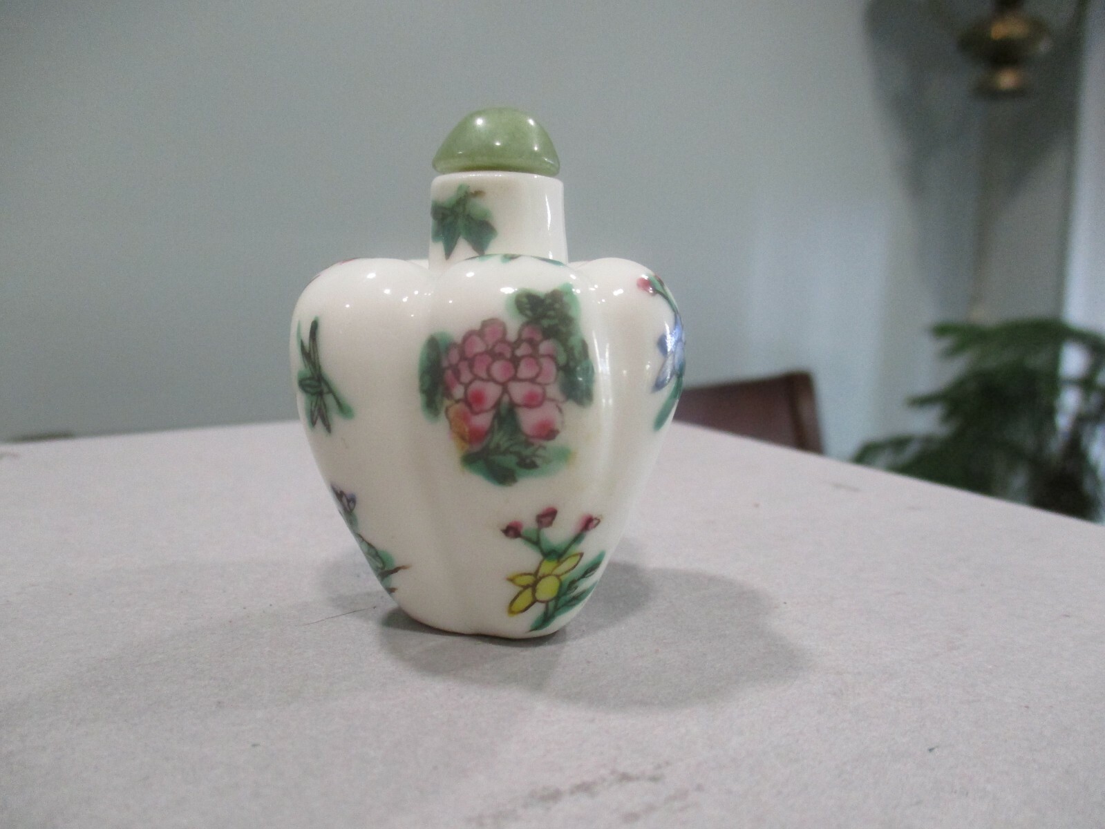 PORCELAIN ASIAN HAND PAINTED FLOWERS SNUFF BOTTLE WITH TOPPER & SCOOPER 