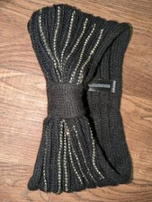 Black knitted headband with sparkles.