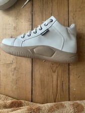 Moderne weiße Sneaker mit beiger Plateausohle – stylisch & vielsei