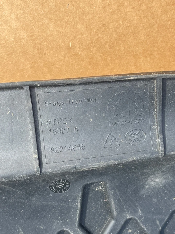 Bandeja de carga de goma para maletero trasero Jeep Compass 2017-2025 revestimiento Mopar 82214666 OEM Foto 2 de 2